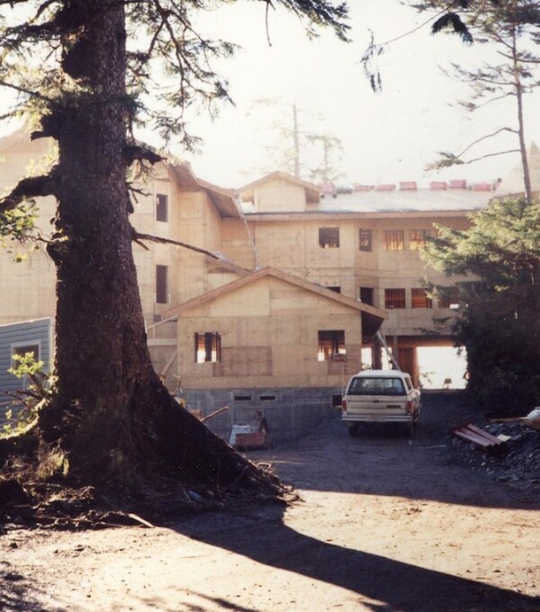 The porte-cochere of the Pointe Building under construction