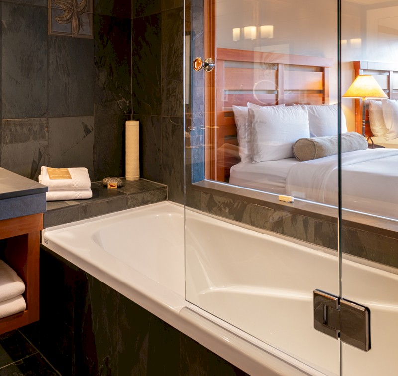 Queen Pointe King Deluxe Room Single Soaker Tub