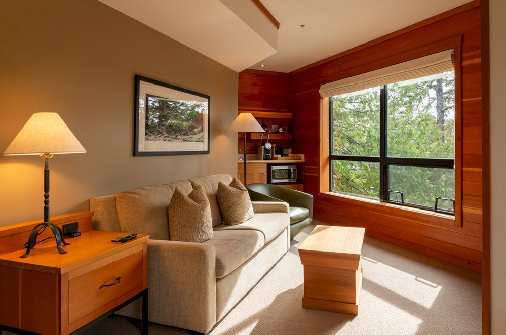 Beachcomber Suite Living Room and Wet Bar